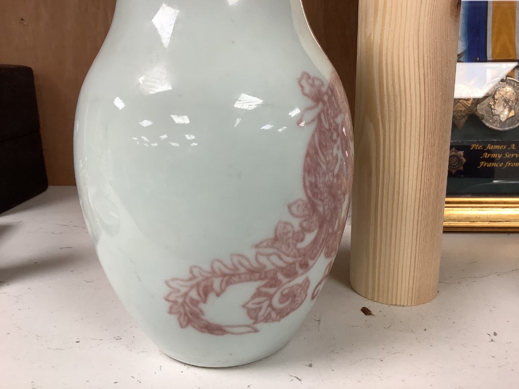 A Chinese underglaze copper red vase and a Chinese blue and white ‘dragon’ box and cover, tallest 15cm